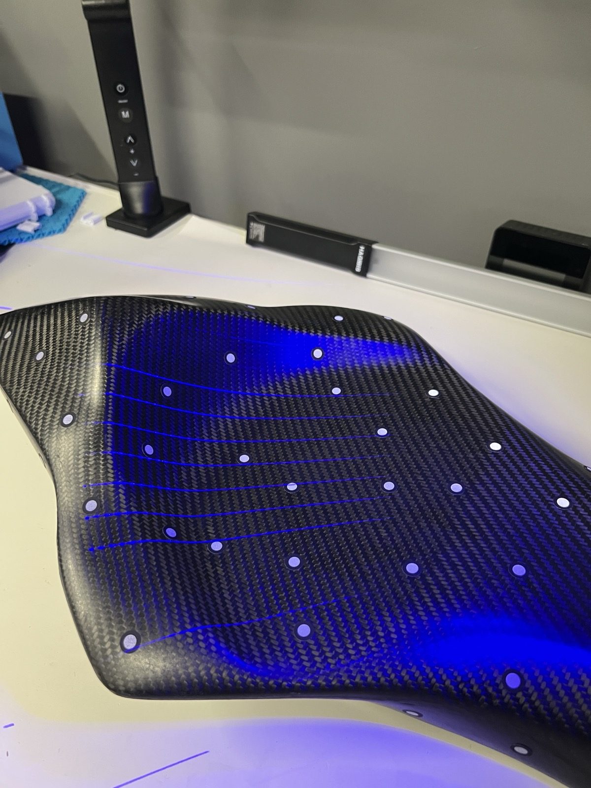 Structured-light lines sweep the organic carbon surface during the 0.2mm scan.